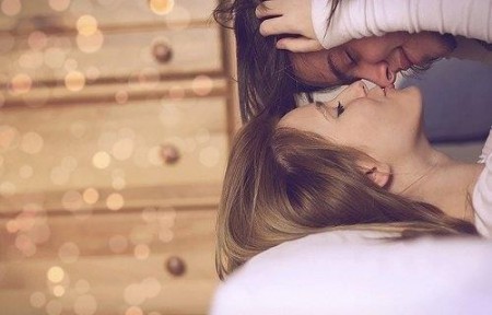 Indragostitii din antichitate credeau ca un sarut le poate uni cu adevarat sufletele , intrucat se spunea ca spiritul este prezent in rasuflarea fiecaruia din ei  